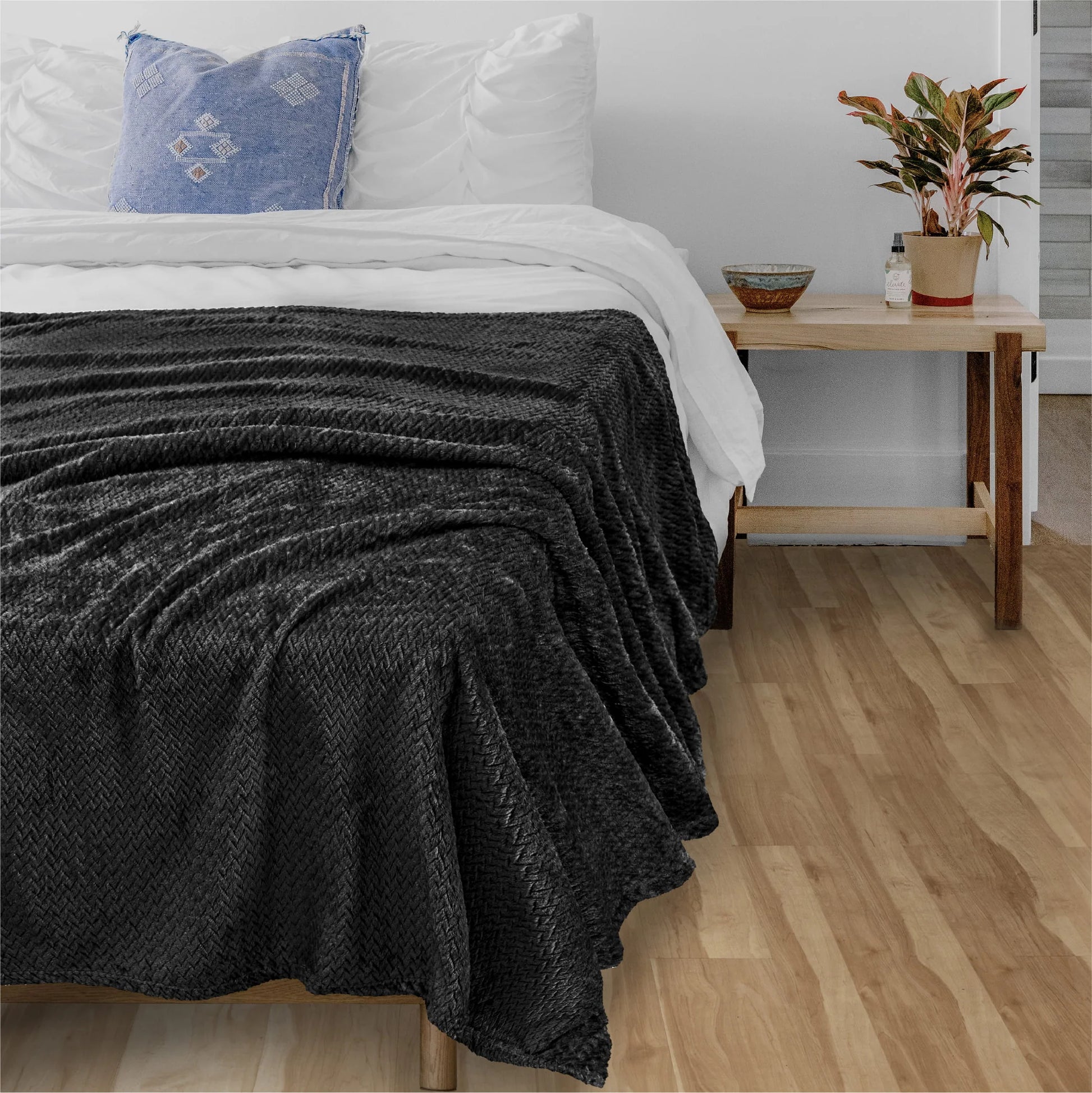 PAVILIA Soft Fleece Solid Black Throw Blanket for Couch, Lightweight Plush Warm Blankets for Bed, Fuzzy Cozy Flannel Blanket Throw for Sofa, Travel, Jacquard Pattern, Black, 50x60 inch