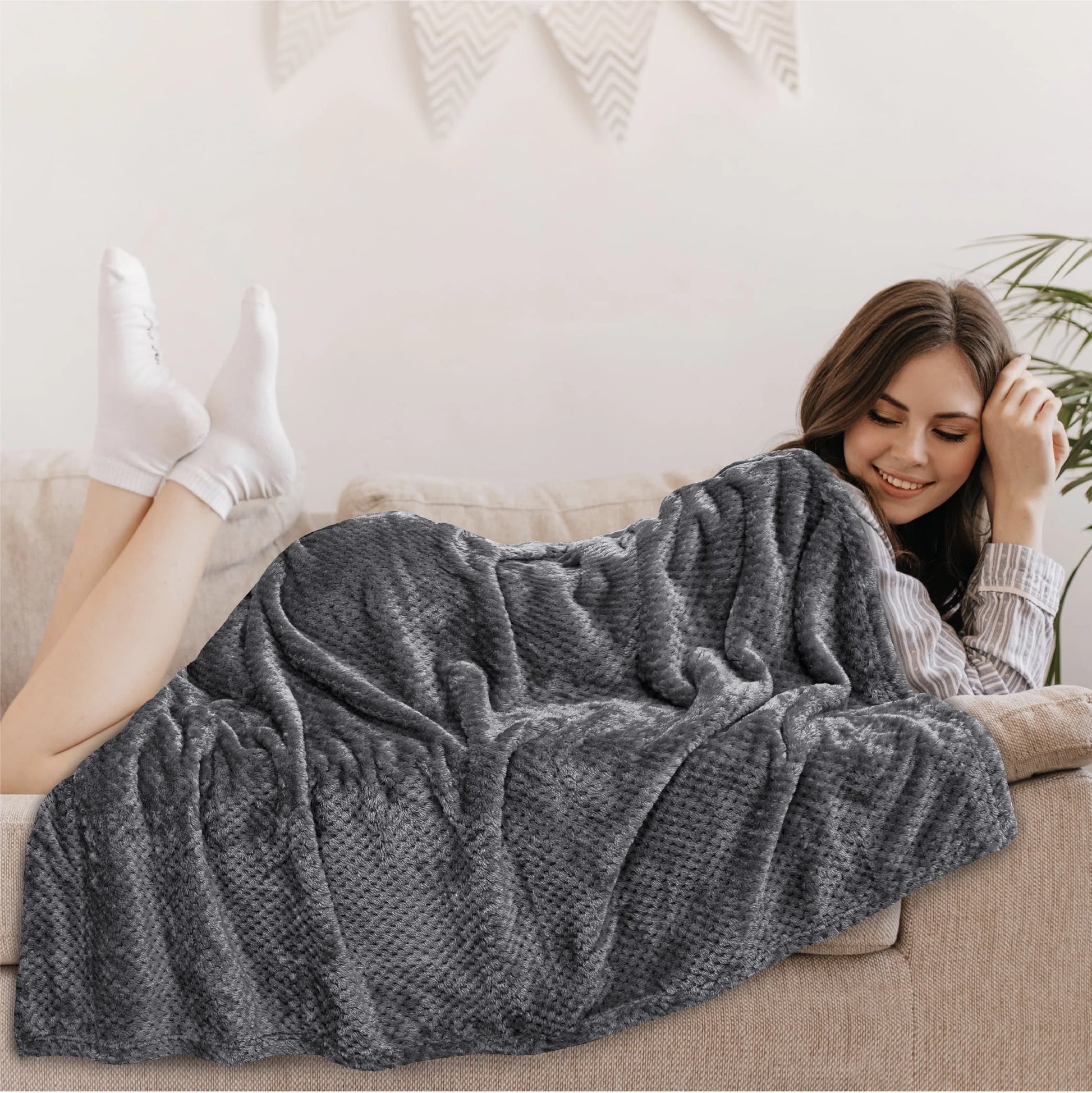PAVILIA Waffle Fleece Throw Blanket for Couch Bed Dark Gray, Super Soft Fuzzy Cozy Blanket Sofa, Plush Warm Cute Decorative Home Decor Throw, Lightweight All Season, Charcoal Dark Grey, 50x60
